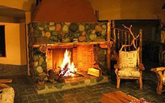Hosteria y Cabañas Casa de Piedra