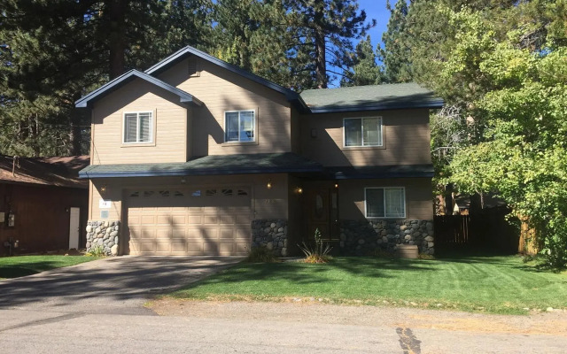 4 BR Home with Perfect Access to Activities by RedAwning