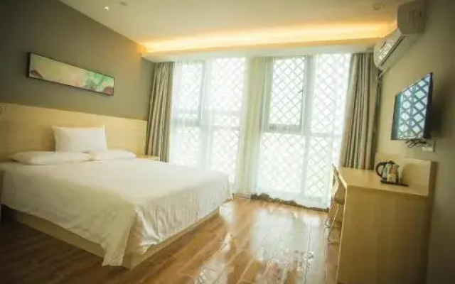 Huayi Hotel (Hohhot Dazhao Temple Baerhan Pagoda)