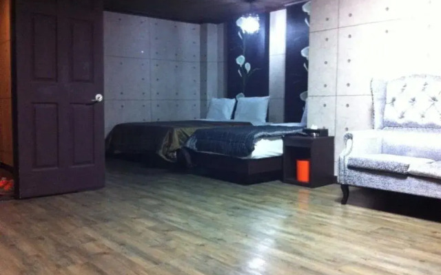 UN Tourist Hotel