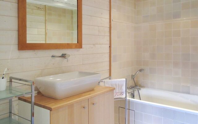 Ferme Familiale avec court de tennis