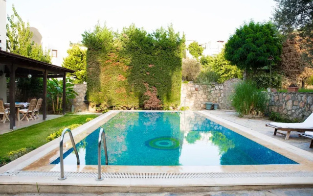 Important Group Villa Alaca