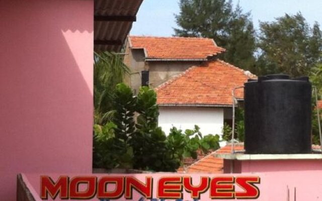 Moon Eyes Beach Hotel