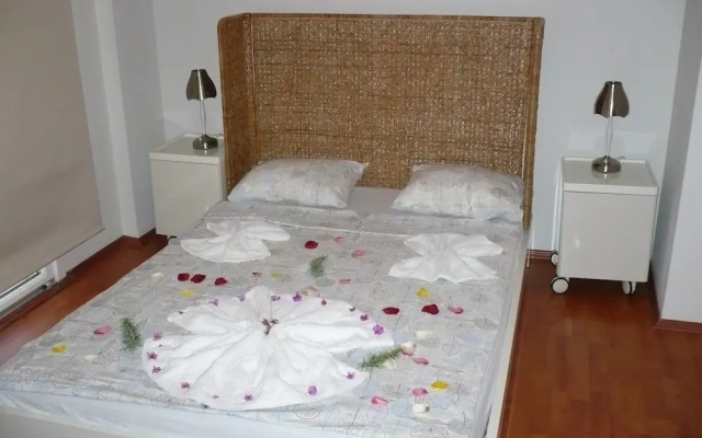Important Group Villa Amber