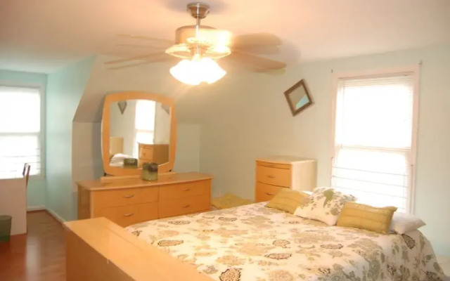 Annapolis home with many amenities