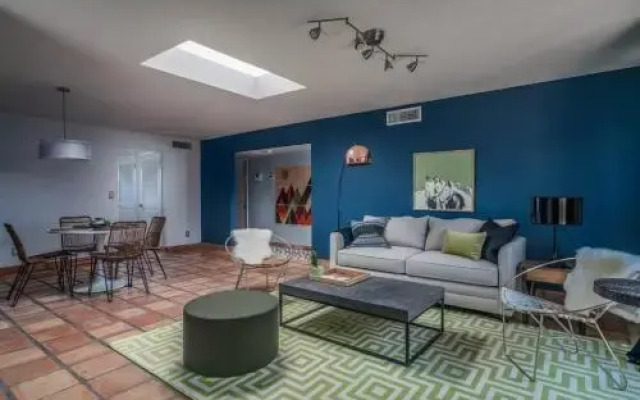 Cozy 2BR with Pool by WanderJaunt