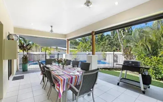 Tropical private holiday house with pool