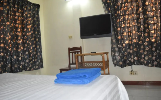 LES PARIGOTS guest house