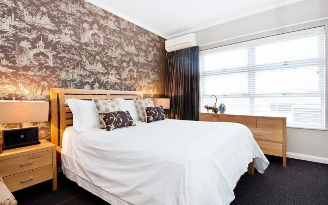 UM616 Sleek Split Level City Oasis in Ultimo