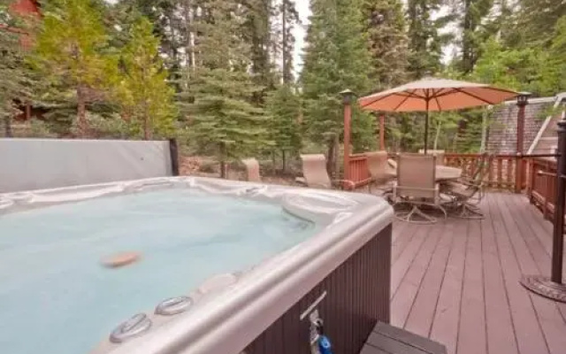 Pezzola Luxury Rental Cabin by RedAwning