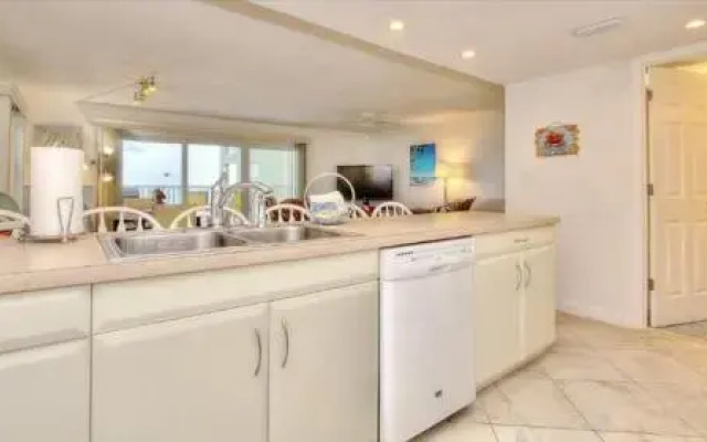 Holiday Villas III 201 - 2 Br condo by RedAwning