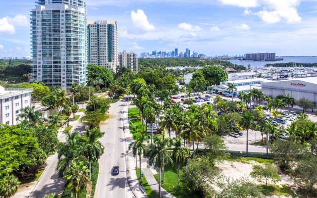 Bayshore Chic Apartment with Marina View