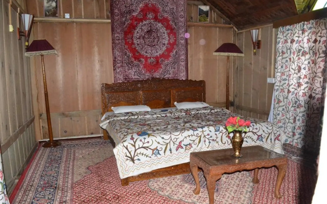 House Boat Czara