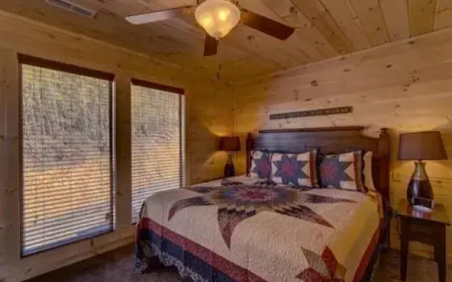 Take A Look - 6 Bedrooms, 6.5 Baths, Sleeps 20 Home by RedAwning