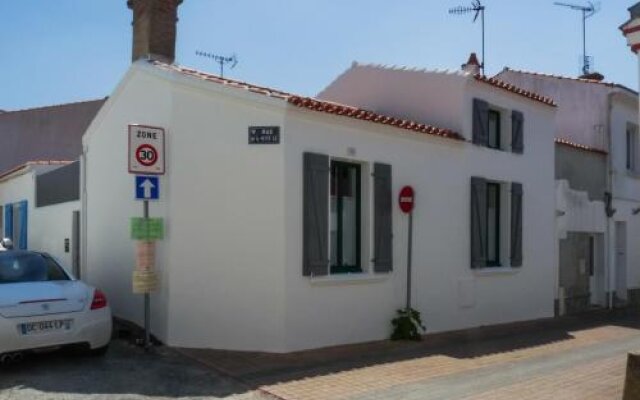House with one bedroom in Saint Gilles Croix de Vie with furnished terrace and WiFi 300 m from the beach