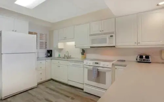 Upper Unit Condo Overlooking Both the Ocean Pier and Swimming Pool by RedAwning