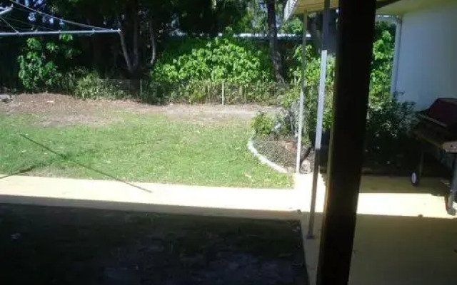 Lowset home with attached Granny Flat - Doomba Dr, Bongaree