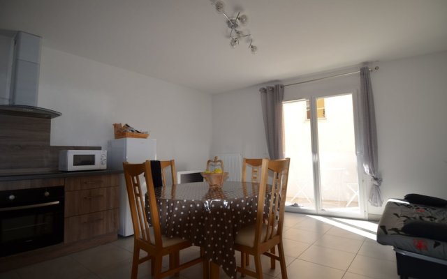 Apartment 4 persons with balcony near tramway Port of Nice district