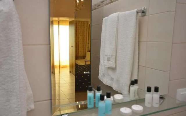 Golden Fox Studios and Suites