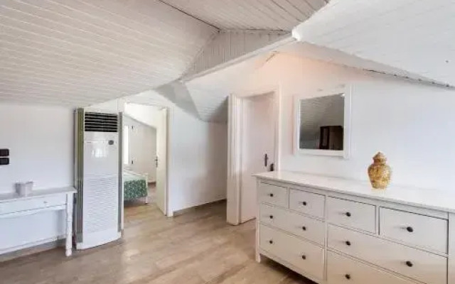 Seaview Traditional Attic