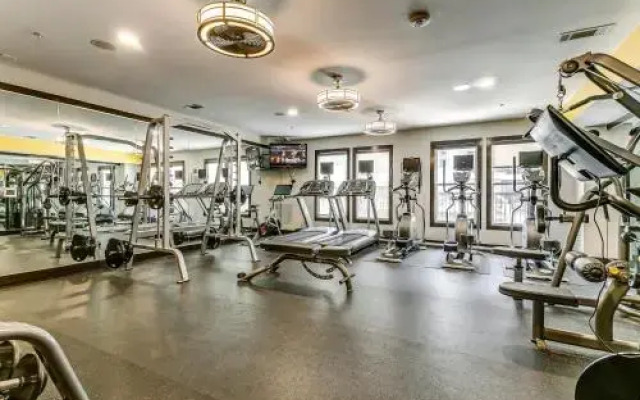 Tidy 2BR Gym + Pool Near Victory Park