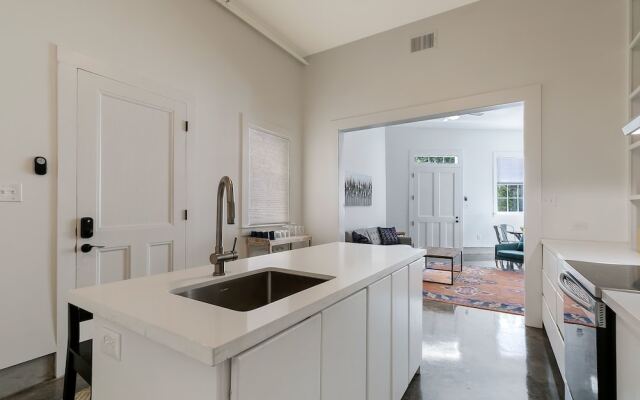 Contemporary 2BR in Garden District By Hosteeva