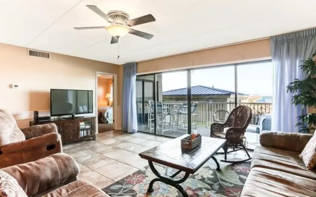 Enchanting Ground Unit Condo Few Steps Away from the Ocean Side by RedAwning