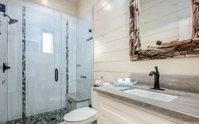 1 Biscayne 3 Bedroom Home by RedAwning, Port Bolivar