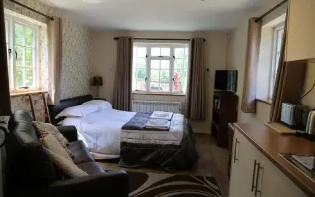 Luxury Cart Lodge set on the farm which featured in the 'Darling Buds of May'
