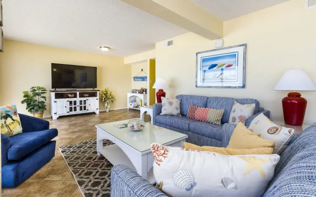 Islander 201 by RedAwning