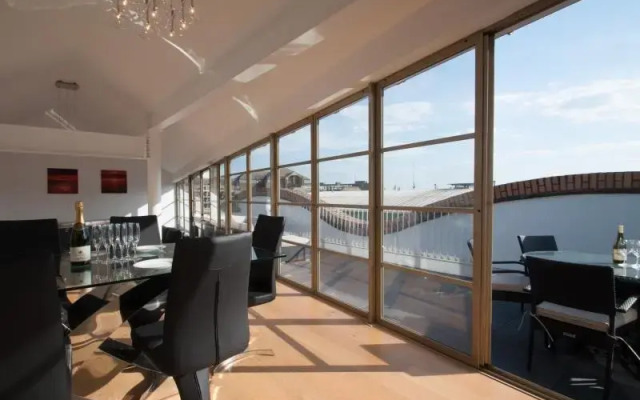 Veeve  Penthouse with Roof Terrace London Bridge