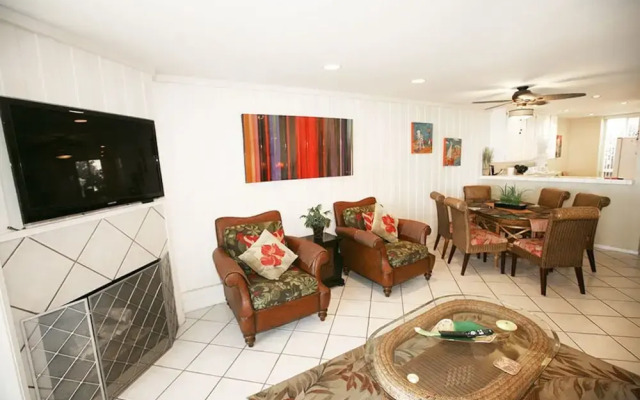 Palm Villa by RedAwning