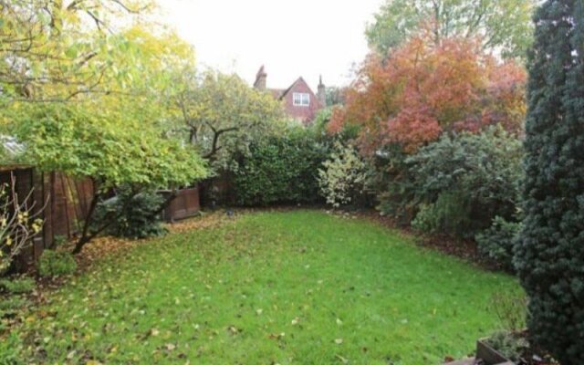 Veeve Bright Family Home With A Garden Queen Anne S Grove Chiswick