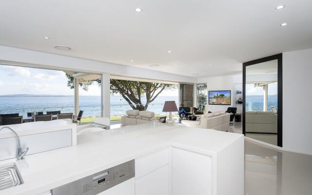 Stunning Waters Penthouse, Sandy Point Road, 46