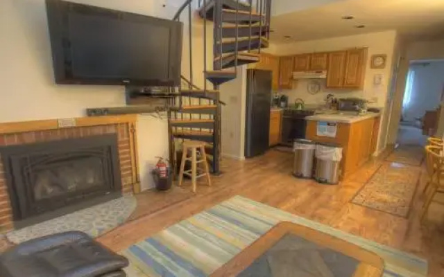 Sugarbush Mountainside Loft Condo by RedAwning