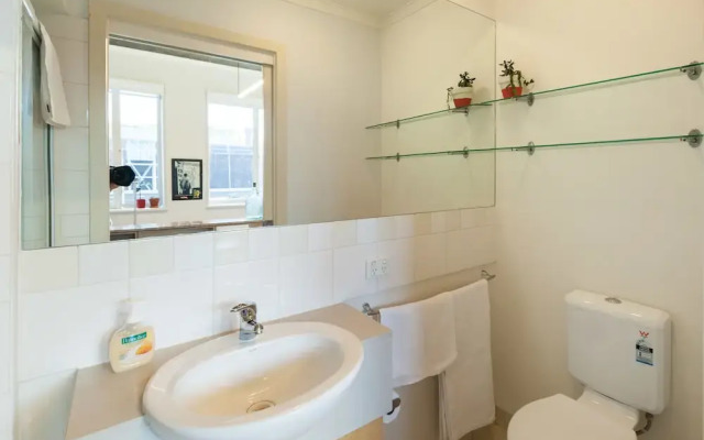 LUCINDA, Carlton Studio Apartment