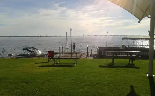 Lake Edge Resort