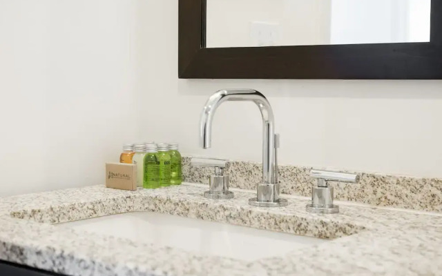 Pristine Fenway Suites by Sonder