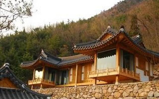 Namhae Hanok Pension Gowunjae