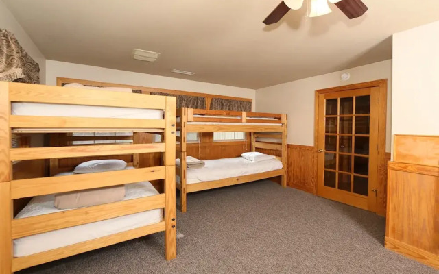Cedar Falls 8 3 Br cabin by RedAwning
