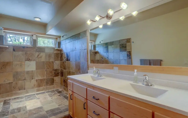 Hutson's Bridgeview **30 Day Minimum** 4 Bedroom Home by RedAwning