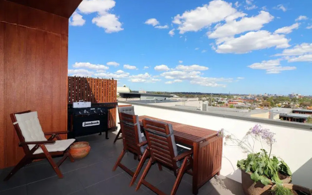 Queen of Northcote Views - Rejuvenate Stays