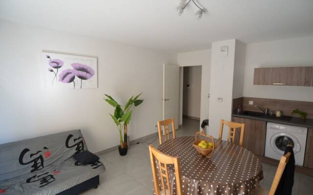 Apartment 4 persons with balcony near tramway Port of Nice district