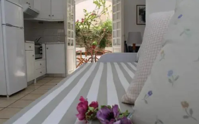Ios Art Studios & Luxury Apartments