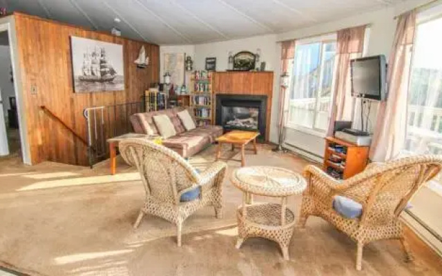 Waive Time - 4 Br home by RedAwning