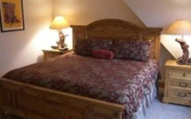Russell Home by Avantstay Expansive Deck, Stunning Views & Hot Tub!