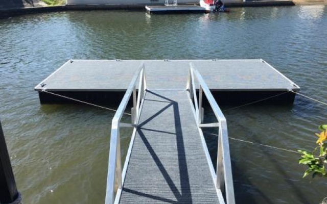 Ground floor, family unit on the canal with free WIFI! – Outside – Bongaree