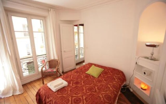 Cozy Parisian 1 Bedroom (365)