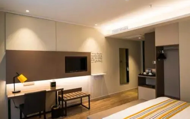 Home Inn Plus Shanghai Pudong Airport Chuangsha Metro Station