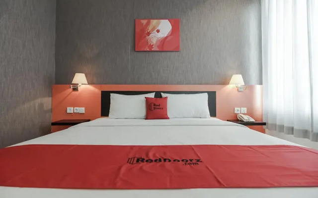 RedDoorz Premium near Pantai Losari 2